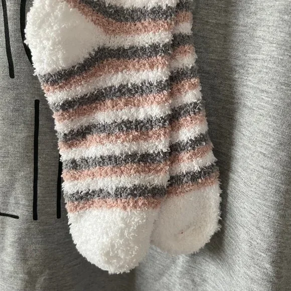 New Rae Dunn Gray Plus Size Mom Life Sweatshirt 3X and Cozy Socks - Picture 6 of 12